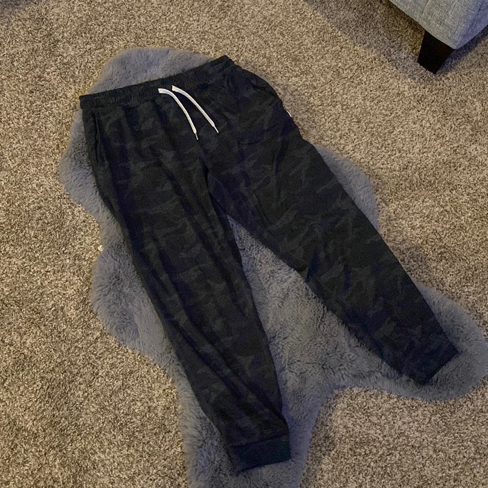 Vuori women’s pants, black camo, size small